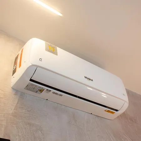 Social Hollywood בית הארחה פונשל